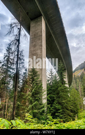 I-90 freeway bridge near Snoqualmie Pass, crossing over Denny Creek Trail to Melakwa Lake, North Cascades, Washington state, USA Stock Photo