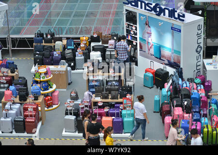 FILE--Chinese customers shop at a promotional event for Samsonite in  Shenyang city, northeast China's Liaoning province, 23 July 2016. Samsonite  I Stock Photo - Alamy