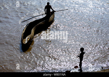 Wooden canoe crossing the Omo River, viewed from above. Territory of the Dassanech tribe. Lower Omo Valley. Ethiopia, November 2014 Stock Photo