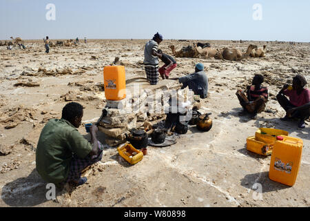Salt mining at the Lake Assale, the workers are having a break with coffee. Danakil depression, Afar region, Ethiopia, March 2015. Stock Photo