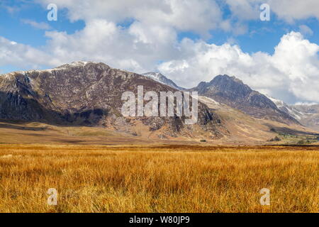 Tryfan stands liks a Sentinel over the Ogwen Valley with Gallt Yr Ogof in the foreground, Snowdonia National Park Stock Photo