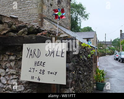 Handwritten sign advertising a yard sale at a farm in Bonsall a village in the Derbyshire Peak District UK. House clearance estate sale Stock Photo
