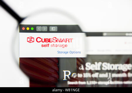Richmond, Virginia, USA - 7 August 2019: Illustrative Editorial of CubeSmart website homepage. CubeSmart logo visible on screen. Stock Photo