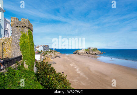South Beach and St Catherine's Island at Tenby, a walled seaside town in Pembrokeshire, south Wales coast on the western side of Carmarthen Bay Stock Photo
