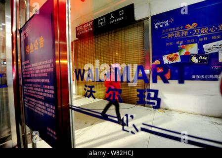 --FILE--Customers walk in a Walmart supermarket in Luoyang city, central China's Henan province, 18 December 2013.   Wal-Mart Stores Inc said it aims Stock Photo