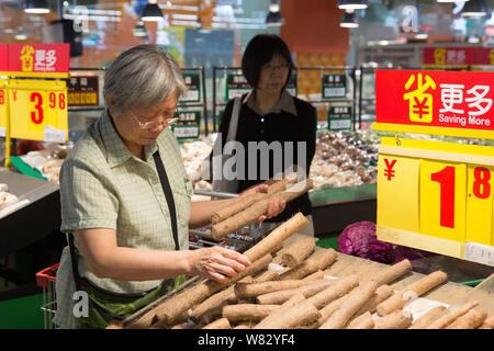 --FILE--Chinese customers shop for vegetables at a supermarket in Nanjing city, east China's Jiangsu province, 10 July 2016.   China's consumer prices Stock Photo