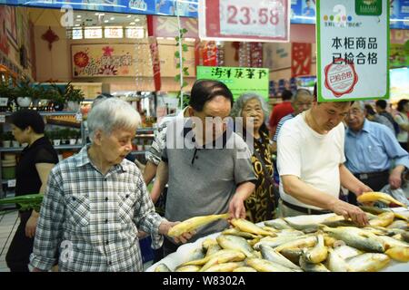 --FILE--Chinese customers shop for vegetables at a supermarket in Hangzhou city, east China's Zhejiang province, 9 June 2016.   China's consumer price Stock Photo