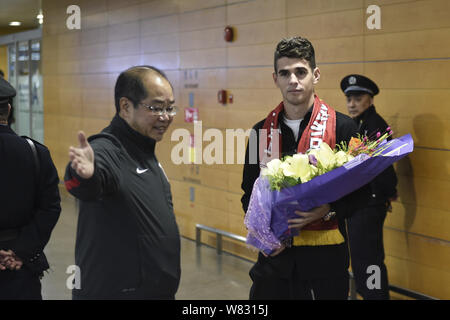 Brazilian football player Oscar, right, of Shanghai SIPG heads the ball