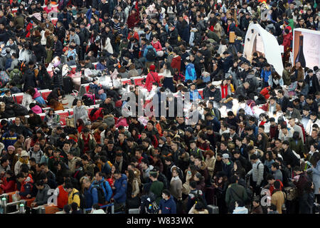 A crowd of Chinese passengers wait for trains at the Shanghai Hongqiao Railway Station as they are on their way back home for the upcoming Spring Fest Stock Photo