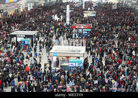 A crowd of Chinese passengers wait for trains at the Shanghai Hongqiao Railway Station as they are on their way back home for the upcoming Spring Fest Stock Photo