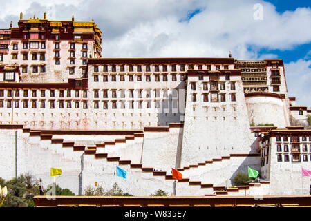 --FILE--View of the Potala Palace in Lhasa, southeast China's Tibet Autonomous Region, 8 October 2016.   Tibet is expected to receive more than 25 mil Stock Photo