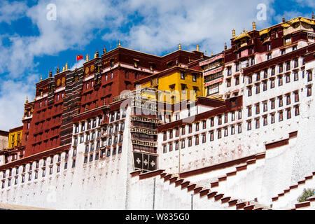 --FILE--View of the Potala Palace in Lhasa, southeast China's Tibet Autonomous Region, 8 October 2016.   Tibet is expected to receive more than 25 mil Stock Photo