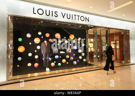 File--Citizens pass by an LV boutique in Shenzhen, China, 14 June 2011.  French luxury brand Louis Vuitton is probing a customers complaint that hi  Stock Photo - Alamy