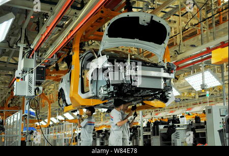 --FILE--Chinese factory workers assemble Ford cars on the assembly line ...