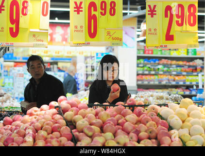 Chinese customers shop for fruits at a supermarket in Jiujiang city, east China's Jiangxi province, 14 October 2016.   China's producer prices unexpec Stock Photo