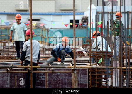 --FILE--Chinese migrant workers labor at the construction site of a real estate project in Huaian city, east China's Jiangsu province, 25 September 20 Stock Photo