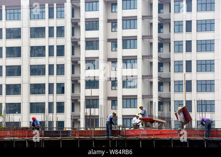 --FILE--Chinese migrant workers labor at the construction site of a residential property project in Huaian city, east China's Jiangsu province, 25 Sep Stock Photo