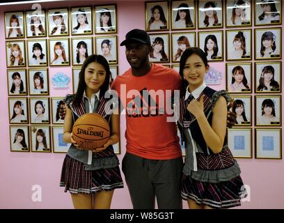 Retired NBA star Chauncey Billups, center, poses with Dai Meng, left, and Wu Zhehan, right, of Chinese girl group SNH48 at their concert in Shanghai, Stock Photo