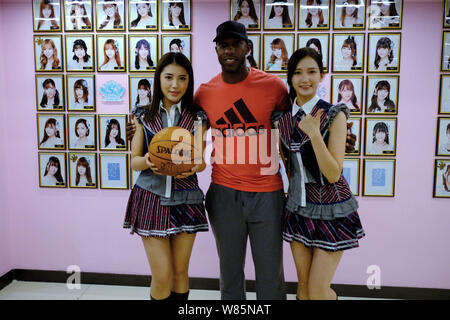 Retired NBA star Chauncey Billups, center, poses with Dai Meng, left, and Wu Zhehan, right, of Chinese girl group SNH48 at their concert in Shanghai, Stock Photo