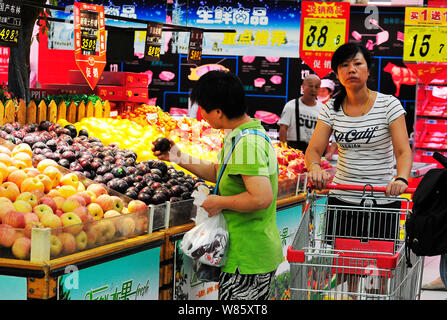 --FILE--Chinese customers shop for fruits at a supermarket in Nanjing city, east China's Jiangsu province, 9 August 2016.   China is confident of reac Stock Photo
