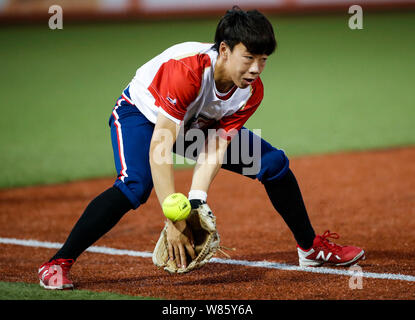 Rosemont, USA. 7th Aug, 2019. The Eagles' Liu Lili fields the ball during the National Fast Pitch Softball game between the Beijing Shougang Eagles and the Chicago Bandits, at Rosemont, Illinois, the United States, on Aug. 7, 2019. Credit: Joel Lerner/Xinhua/Alamy Live News Stock Photo