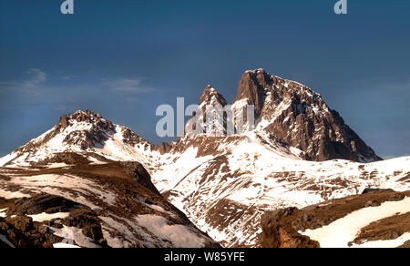 France.The Pyrenees mountains.The Pic du Midi d Ossau at 2884m from the Col du Pourtalet 1794m. Dept. of Pyrenees-Atlantiques. Stock Photo
