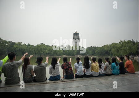 High school students pose for a group photo the the Washington ...