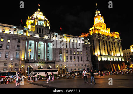 Night view of illuminated colonial buildings along the Bund in Puxi, Shanghai, China, 8 August 2016. Stock Photo