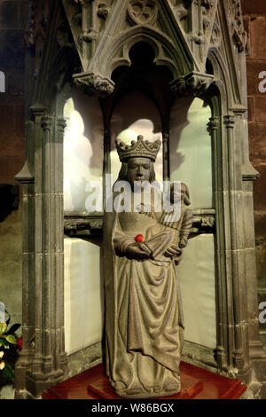 Le Folgoet (Brittany, north-western France): statue of the Virgin Mary in the Basilica of Notre-Dame du Folgoet. Statue of the Madonna and Child, some Stock Photo