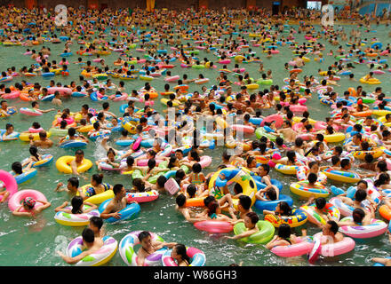 Holidaymakers crowd a swimming pool, also known as 'China's Dead Sea', on a scorching day in Daying county, Suining city, southwest China's Sichuan pr Stock Photo