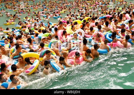 Holidaymakers crowd a swimming pool, also known as 'China's Dead Sea', on a scorching day in Daying county, Suining city, southwest China's Sichuan pr Stock Photo