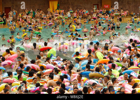 Holidaymakers crowd a swimming pool, also known as 'China's Dead Sea', on a scorching day in Daying county, Suining city, southwest China's Sichuan pr Stock Photo