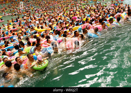 Holidaymakers crowd a swimming pool, also known as 'China's Dead Sea', on a scorching day in Daying county, Suining city, southwest China's Sichuan pr Stock Photo