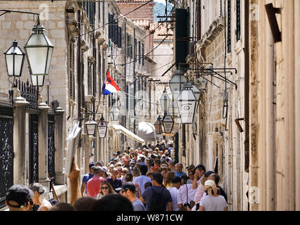 Dubrovnik, Croatia. 15th June, 2019. Tourists walk inside the fortress wall through the old town on the Ulica Puca. The approximately two kilometre long wall is between three and six metres wide along its entire length and is one of the city's landmarks. Credit: Soeren Stache/dpa-Zentralbild/ZB/dpa/Alamy Live News Stock Photo