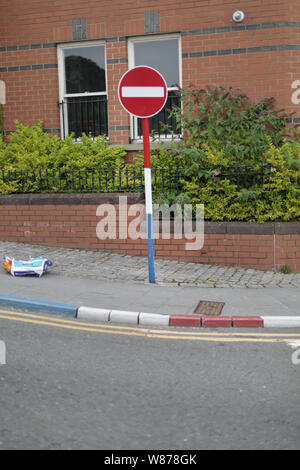 No entry sign and kerb stone painted red, white and blue in the Loyalist Fountain district of Derry / Londonderry Stock Photo