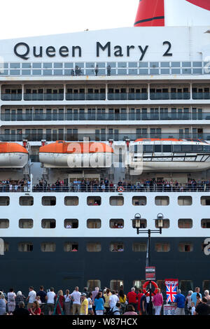 Thousands of people gather at Liverpool Cruise Terminal to wave off passengers on the Queen Mary 2 after a recent visit to Liverpool Stock Photo
