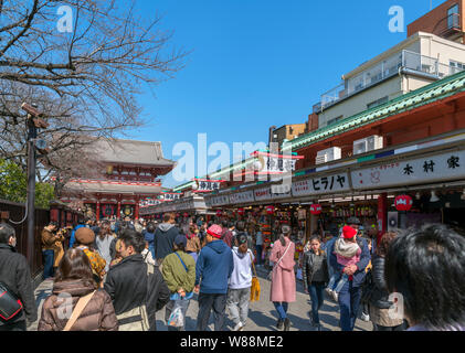 Shops and restaurants in Asakusa looking towards the Hōzōmon gate to the Buddhist temple of Senso-ji, Taito,Tokyo, Japan Stock Photo