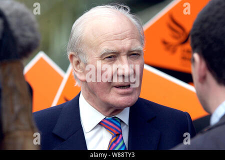 14-04-2005, Sir Menzies Campbell MP visiting Malvern Hills Science Park on the campaign trail for the 2005 Liberal Democrat General Election campaign. Stock Photo
