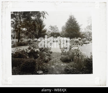 Reveille, Elmer Mulford Crutchfield house, 4200 Cary Street, Richmond, Virginia. Flower garden Stock Photo