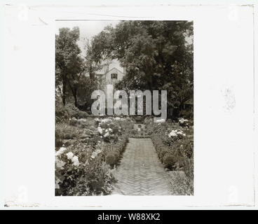 Reveille, Elmer Mulford Crutchfield house, 4200 Cary Street, Richmond, Virginia. Pathway to house Stock Photo