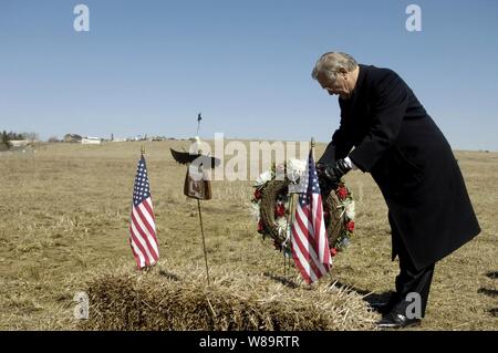 Secretary of Defense Donald H. Rumsfeld lays a wreath at the crash site of United Airlines Flight 93 in Shanksville, Pa., on March 27, 2006.  A memorial is being built to commemorate the victims that lost their lives overtaking a terrorist hijacked airplane and saving the plane from continuing its mission on Sept. 11, 2001.  Rumsfeld was in Shanksville to visit the Flight 93 National Memorial and then continue on to the Army War College in Carlisle, Pa. Stock Photo