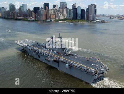 Sailors and Marines man the rails and spell out 'I Love New York' on the flight deck of the amphibious assault ship USS Kearsarge (LHD 3) as the ship enters New York Harbor on May 24, 2006.  The Kearsarge is in New York for the 19th annual Fleet Week New York 2006. Stock Photo