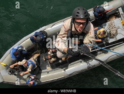 USS Duluth (LPD 6 Stock Photo - Alamy