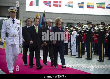 Republic of Korea Chief of Defense Kim Tae-young, Foreign Minister Yu Myung-hwan, Secretary of Defense Robert M. Gates and Secretary of State Hillary Rodham Clinton review South Korean troops during a memorial ceremony at the War Memorial of Korea in Seoul on July 21, 2010. The secretaries are in Korea participating in counterpart talks underscoring the alliance between the two nations. ( Stock Photo