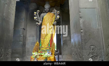 wide shot of a vishnu statue at the entrance to angkor wat temple Stock Photo