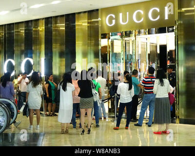 MikeRatcliffe™ 👨‍🌾 on X: Queues outside luxury retailers like @ LouisVuitton and @gucci in Cape Town's @VandAWaterfront   / X