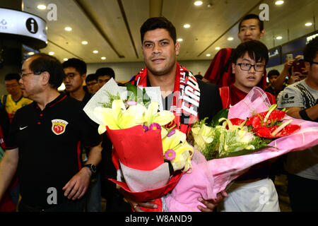 Brazilian football star Givanildo Vieira de Sousa, center, better known as Hulk, is surrounded by fans after landing at the Shanghai Pudong Internatio Stock Photo