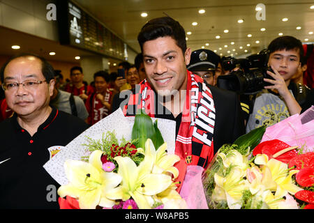 Brazilian football star Givanildo Vieira de Sousa, center, better known as Hulk, is surrounded by fans after landing at the Shanghai Pudong Internatio Stock Photo
