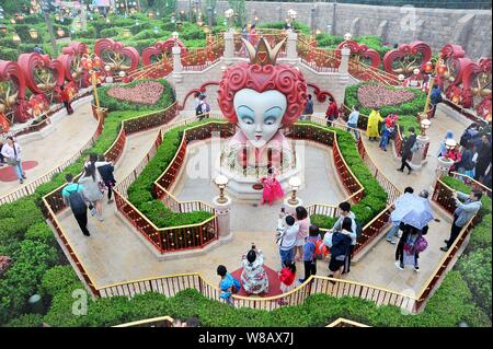 Alice in Wonderland Maze, Attractions