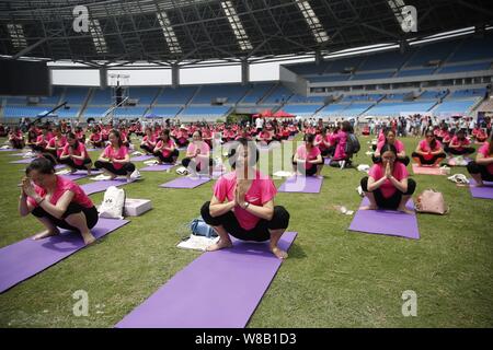 Pregnant women practise yoga to set a new Guinness World Record for the largest  prenatal yoga class at a stadium in Hefei city, east China's Anhui pro Stock  Photo - Alamy